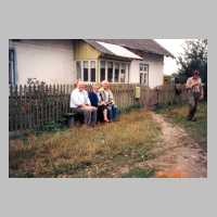 116-1012 Im Sommer 1992 - die Geschwister Hans, Anne-marie und Werner Bessel vor ihrem Elternhaus.jpg
